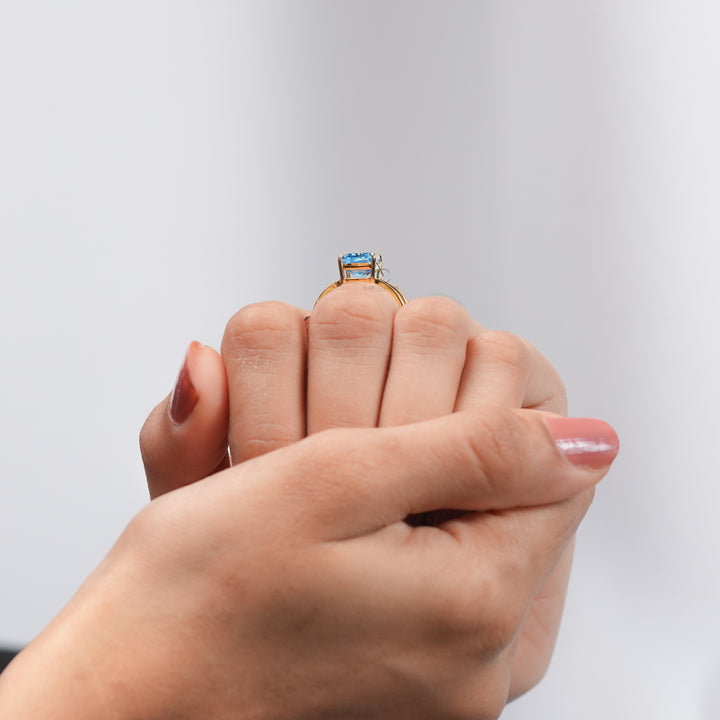 A striking gold ring that captures the ocean’s beauty with its radiant blue gemstone.