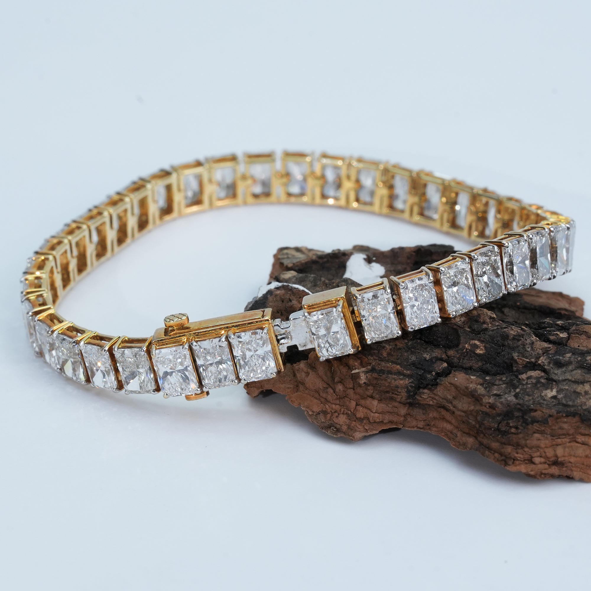 Radiant-cut diamond bracelet in yellow gold with a channel setting, featuring continuous diamonds for a brilliant and refined finish.
