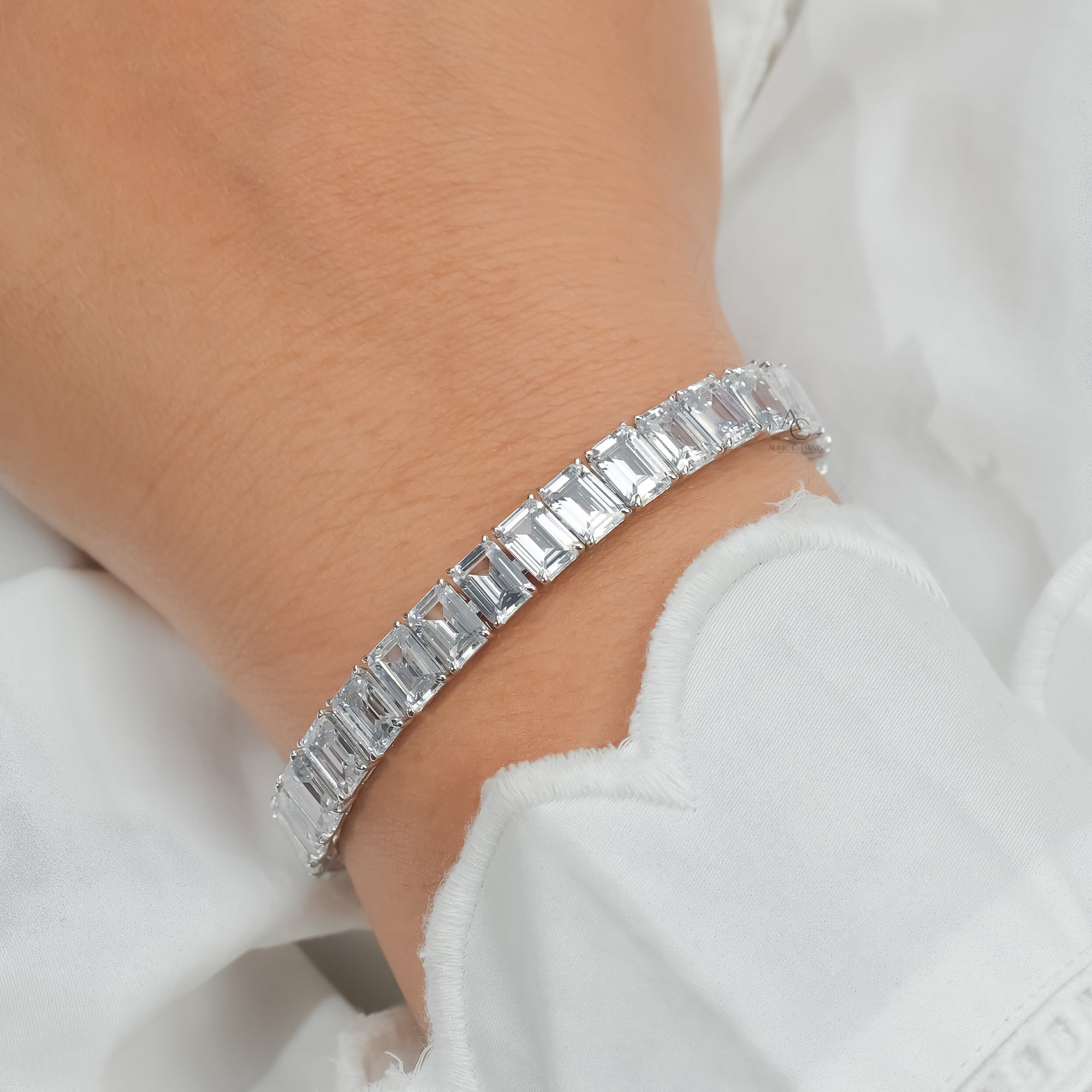 Emerald-cut diamond tennis bracelet in white gold, brilliance and refined craftsmanship.