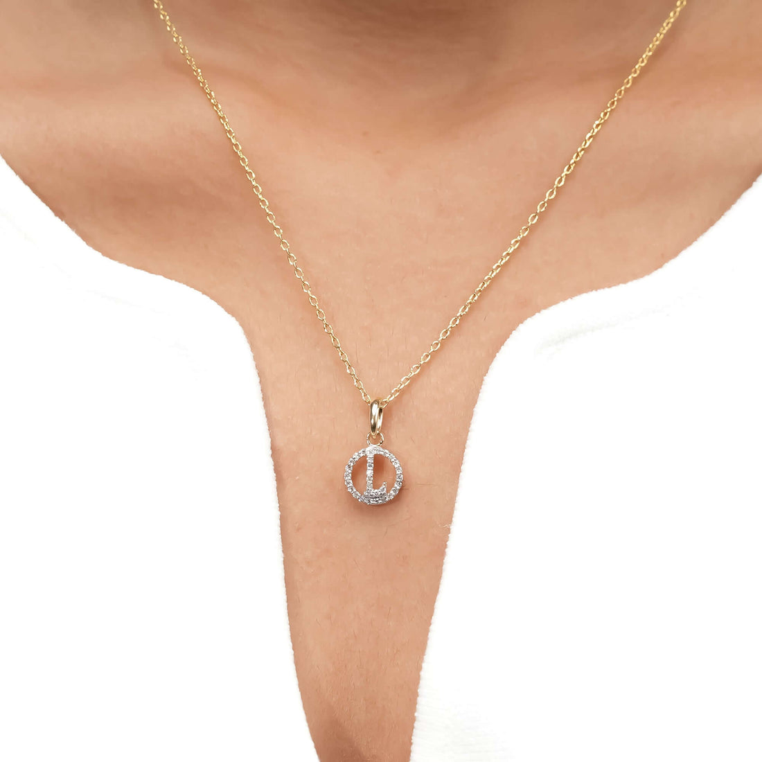 Gold necklace with round diamond pendant, featuring a minimalist design ideal for everyday wear or special occasions.