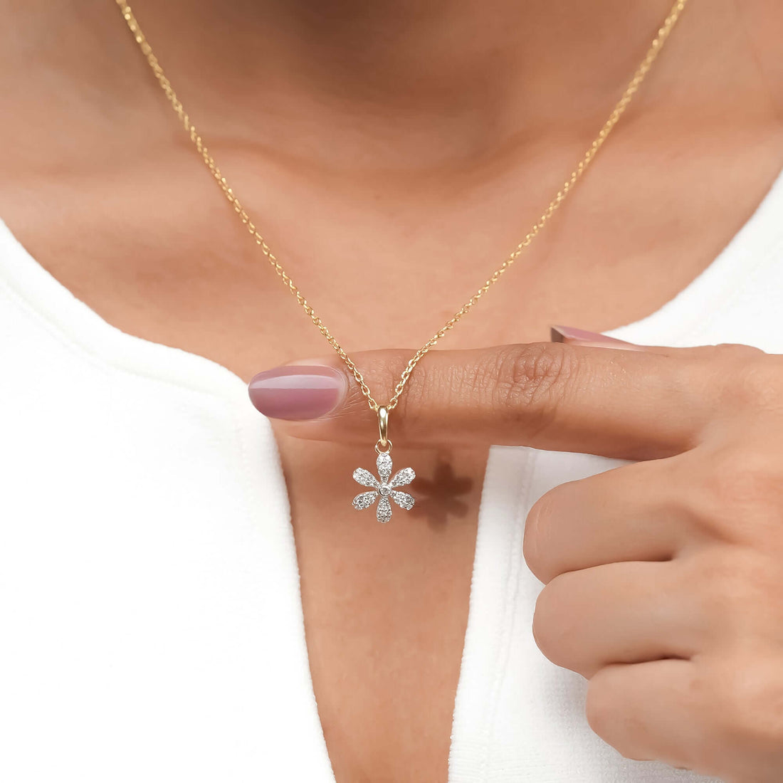 An exquisite gold necklace showcasing a diamond-encrusted daisy pendant, crafted with precision for a radiant, timeless appeal.