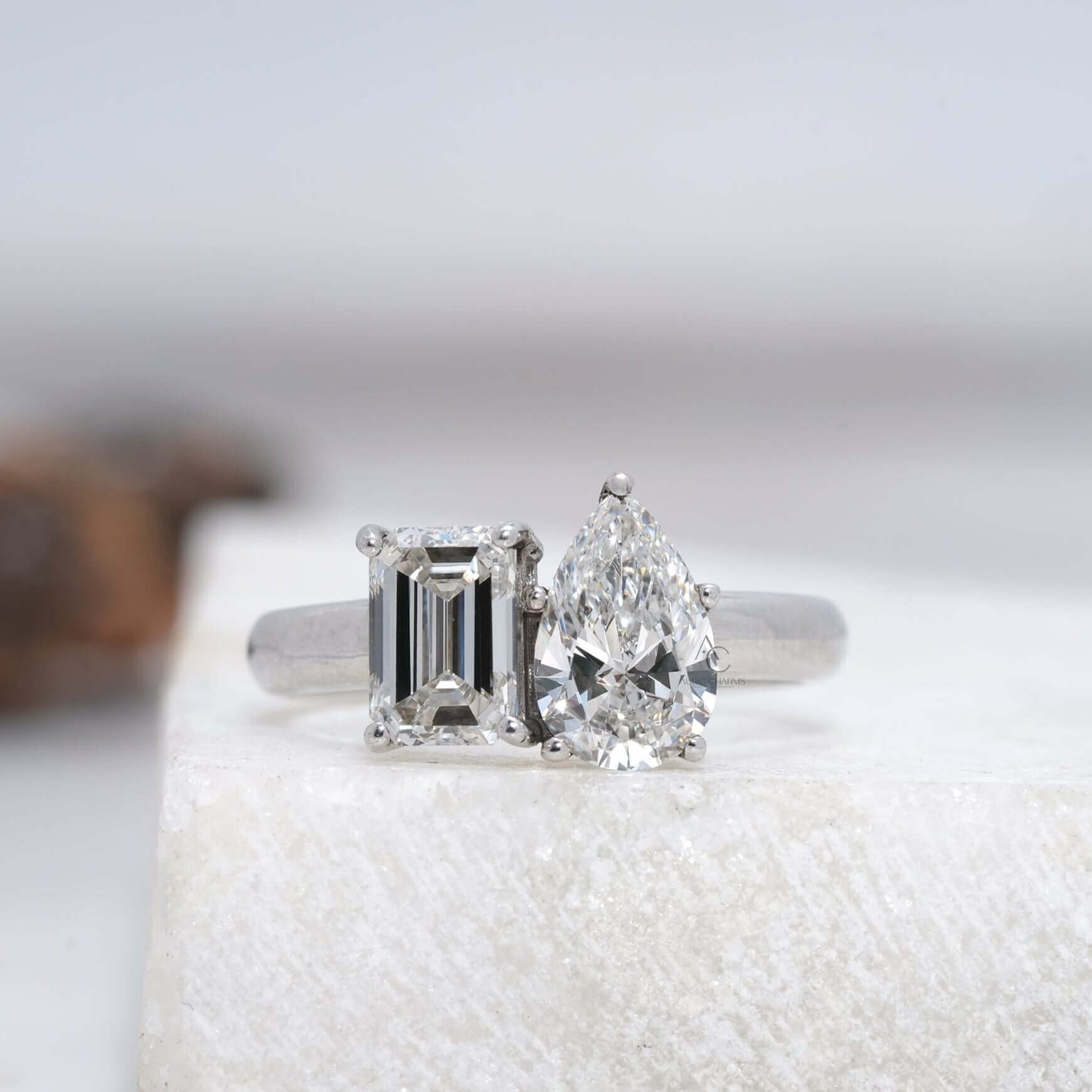 Toi et Moi diamond ring with emerald and pear-cut lab-grown diamonds on display.