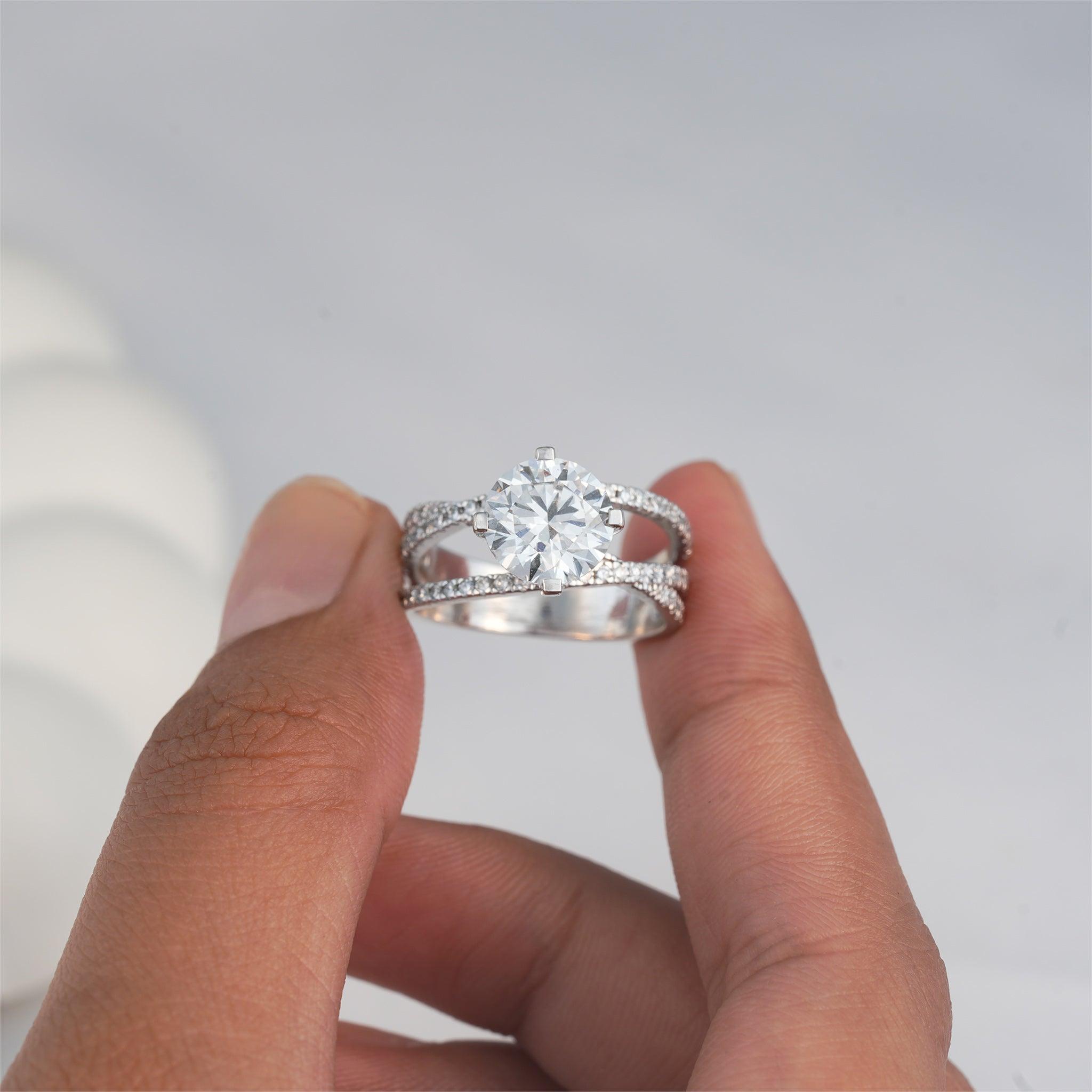 Diamond ring with a double band, perfect for weddings and engagements, set in white gold.