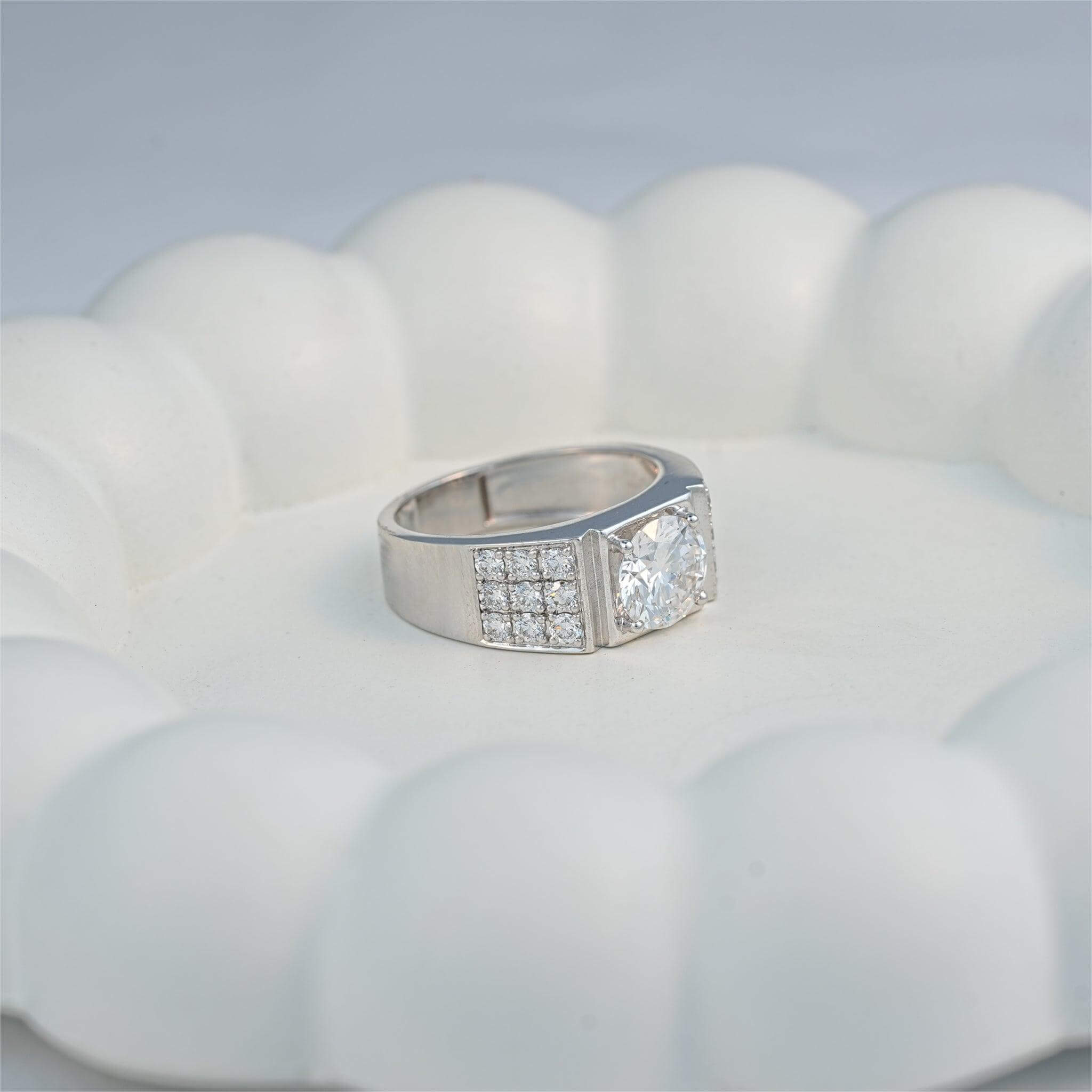 Men's lab-grown diamond ring in platinum with pavé side accents