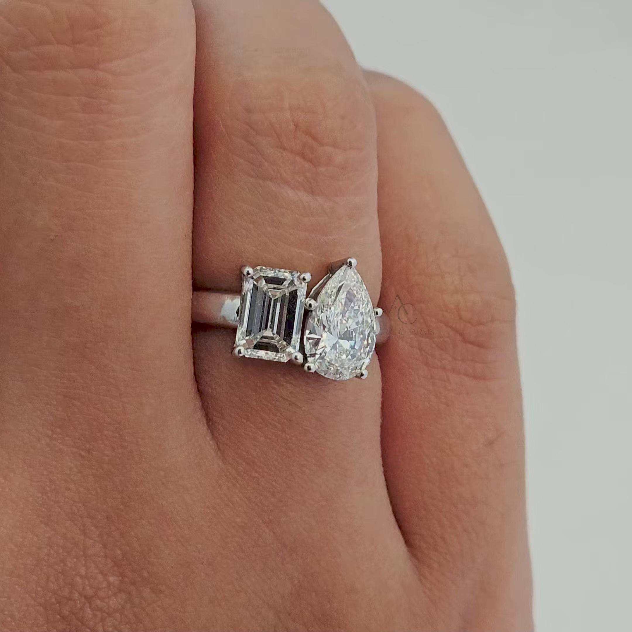 360° view of Toi et Moi diamond ring, emerald and pear-cut lab-grown diamond wedding ring.